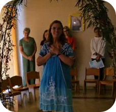 Educadora em atividade com alunos